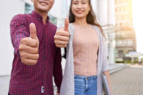 Vietnamesiska Ungdomar Visar Tummen Upp Selektiv Fokus — Stockfoto