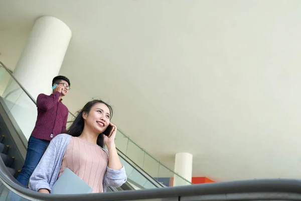 Asiáticos Jovens Descendo Escada Rolante Falando Telefone — Fotografia de Stock