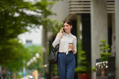 Evet ve işe giderken kahve içme güzel iş Bayan portresi