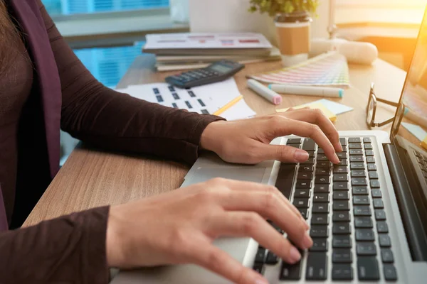 Hände Der Büroleiterin Arbeiten Laptop Ihrem Tisch — Stockfoto