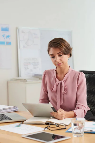 Ganska Ung Företag Dam Analysera Information Tablet — Stockfoto