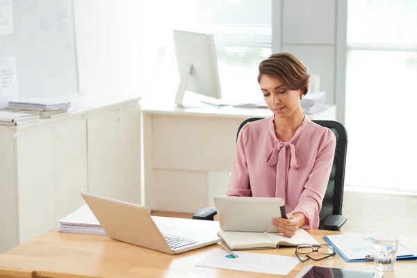 Mulher Empresária Bonita Trabalhando Sua Mesa Escritório — Fotografia de Stock