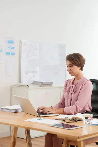 Ganska Kvinnliga Verkställande Arbetar Laptop Office — Stockfoto