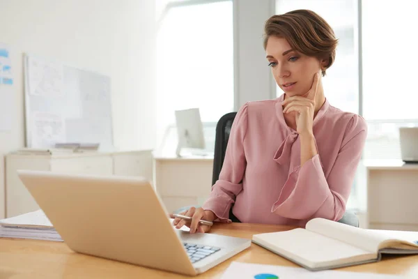 Fundersam Ung Affärskvinna Som Läser Informationen Laptop Skärm — Stockfoto