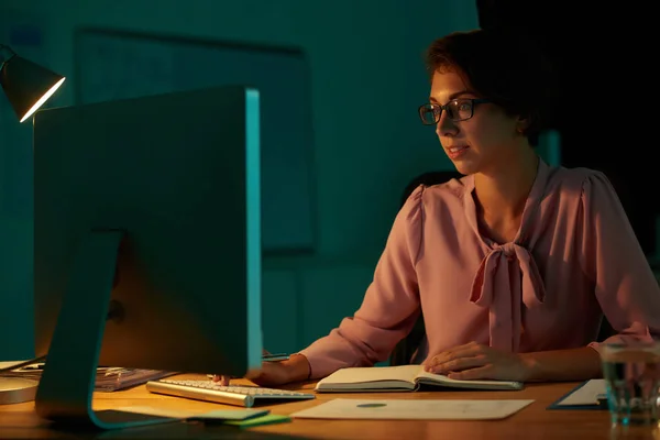 戴眼镜的女商人阅读计算机屏幕上的信息 — 图库照片