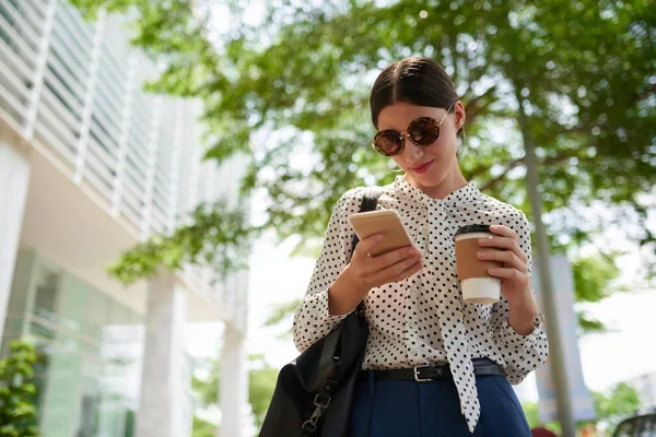 Mulher Sorridente Atraente Óculos Sol Mensagem Leitura Smartphone — Fotografia de Stock