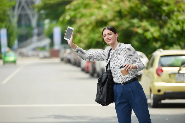 Mujer Bonita Con Mapa Navegación Teléfono Inteligente Captura Taxi —  Fotos de Stock