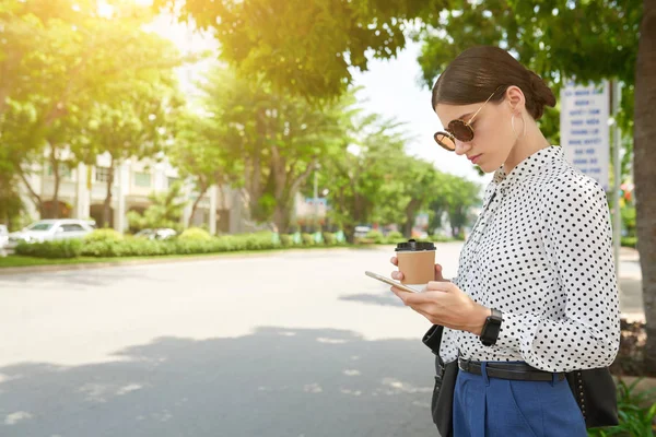 Stylish Business Woman Standing Street Reading Text Message Her Smartphone — Stock Photo, Image