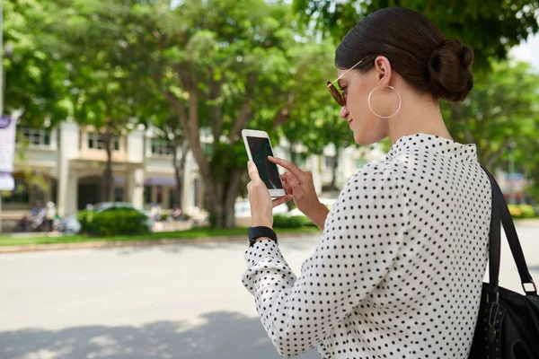 Mulher Negócios Usando Aplicativo Navegação Smartphone — Fotografia de Stock