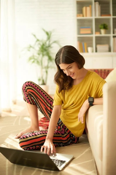 Pretty Smiling Young Woman Sitting Floor Working Laptop — Stock Photo, Image