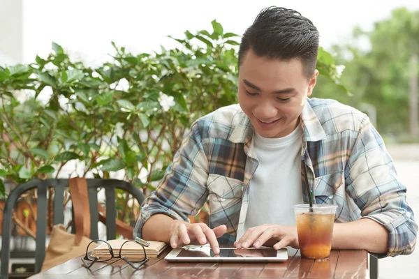 Smiling Young Man Drinking Iced Tea Using Application Tablet Computer — Stock Photo, Image