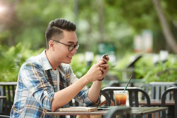 Sonriente Hombre Asiático Gafas Leyendo Mensajes Teléfono Inteligente —  Fotos de Stock
