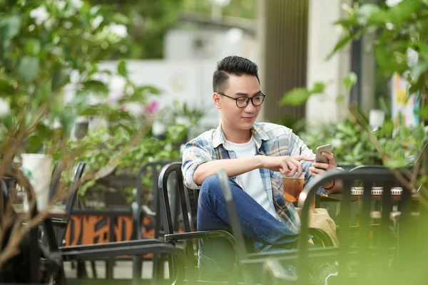 Hombre Asiático Guapo Gafas Sentado Aire Libre Con Helado Uso —  Fotos de Stock