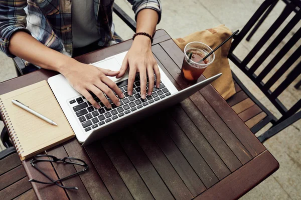 Freelancer Działa Laptopie Kawiarni Świeżym Powietrzu Góry — Zdjęcie stockowe