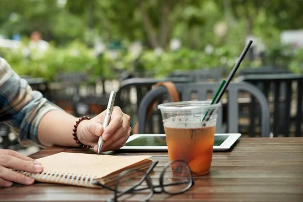 Mãos Homem Criativo Que Bebe Café Escreve Ideias — Fotografia de Stock