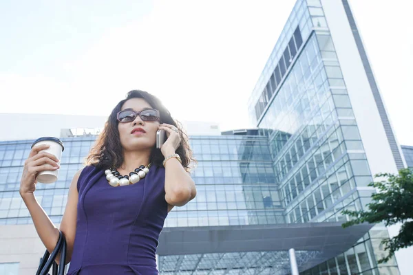 Zakelijke Dame Met Kopje Koffie Permanent Buiten Het Kantoor Telefoon — Stockfoto