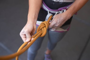 Kadın dağcı güçlü düğüm, seçici odak tying