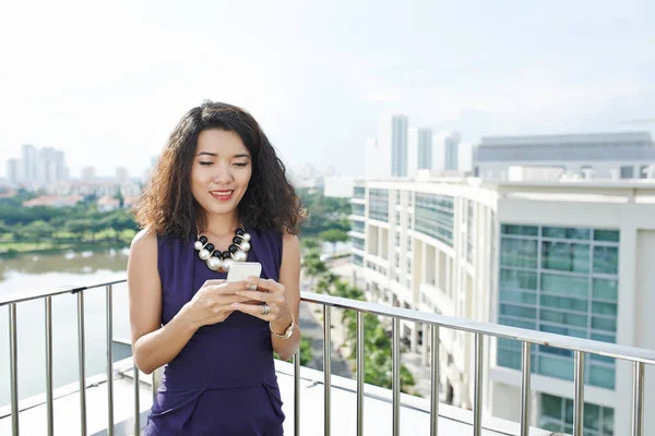 Femme Vietnamienne Élégante Lisant Des Messages Sur Son Smartphone — Photo
