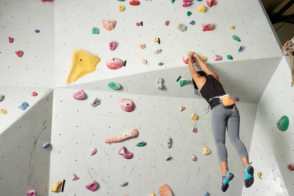 Yapay kaya spor salonunda asılı kadın dağcı