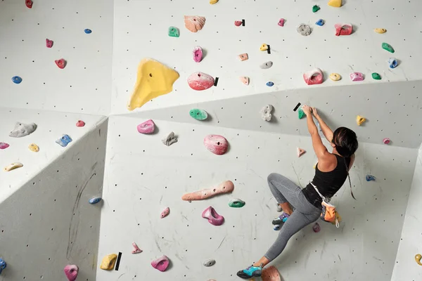 Sportif Genç Kadın Kapalı Ipini Tırmanma — Stok fotoğraf