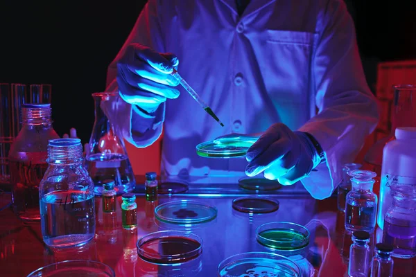 ペトリ皿に試薬を追加実験室労働者のクローズ アップ画像 — ストック写真