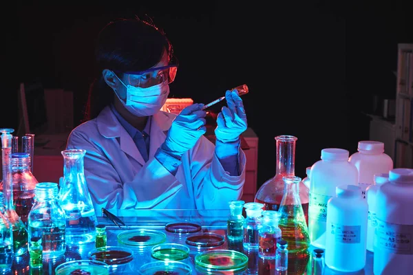女化学家在新药上工作 — 图库照片