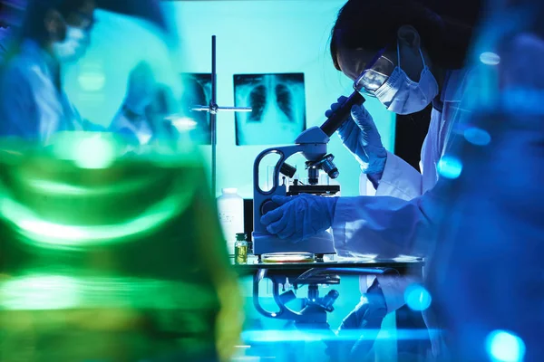 Pracownik Laboratorium Kobiece Patrząc Mikroskopie — Zdjęcie stockowe