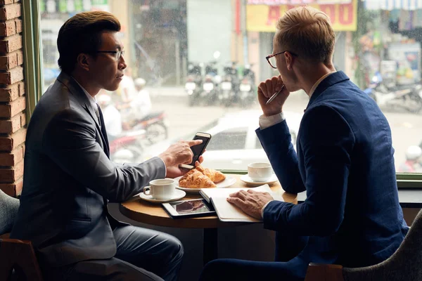 Pessoas Negócios Tomando Café Manhã Discutindo Novas Ideias Para Negócios — Fotografia de Stock