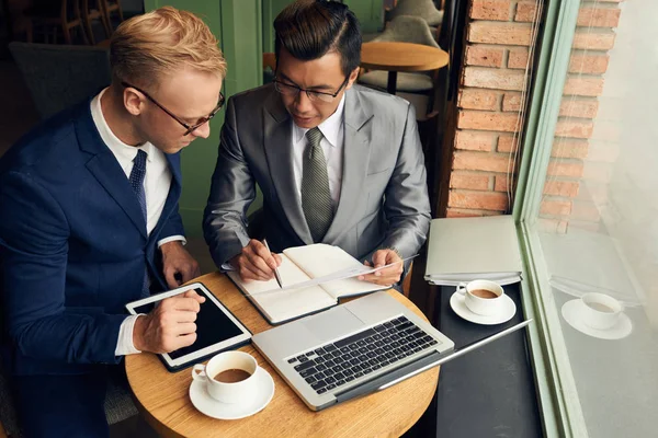 Dos Hombres Negocios Compartiendo Ideas Discutiendo Experiencia Durante Reunión Cafetería — Foto de Stock