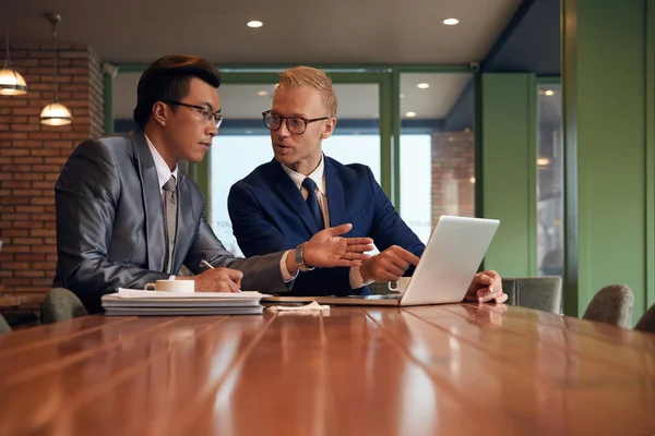 Multiethnisches Geschäftsteam Diskutiert Informationen Auf Laptop Bildschirm — Stockfoto