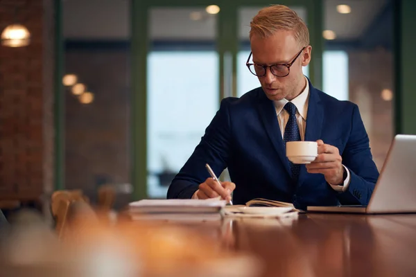 Geschäftsmann Schreibt Pläne Für Den Tag Und Trinkt Kaffee Café — Stockfoto