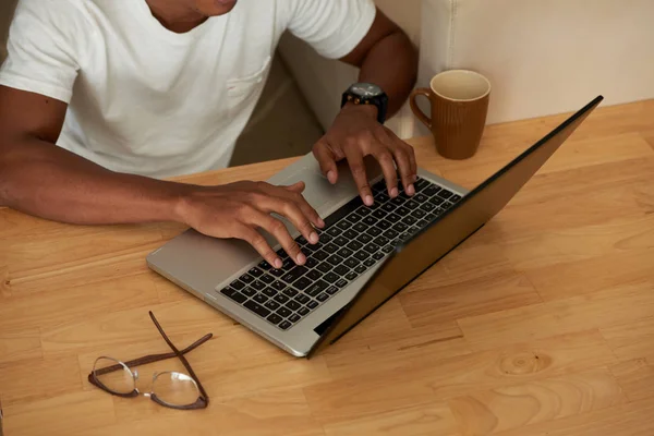 Mãos Homem Ocupado Com Trabalho Laptop — Fotografia de Stock