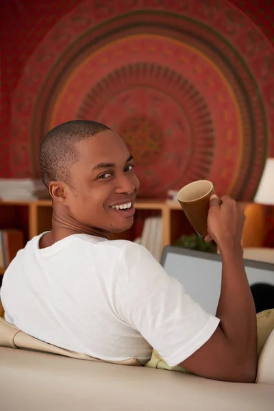 Hombre Joven Bebiendo Café Trabajando Ordenador Portátil Casa — Foto de Stock