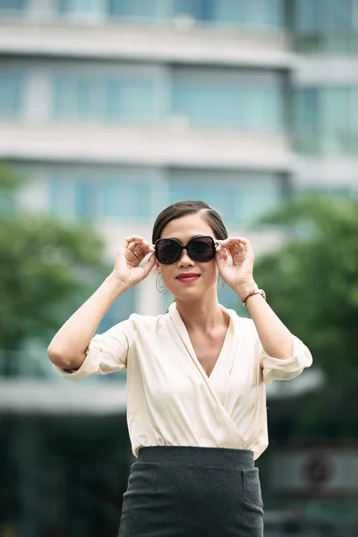 Retrato Una Hermosa Dama Negocios Con Gafas Sol — Foto de Stock