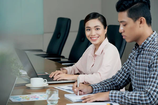 Fröhliche Junge Vietnamesische Geschäftsfrau Arbeitet Während Eines Meetings Laptop — Stockfoto