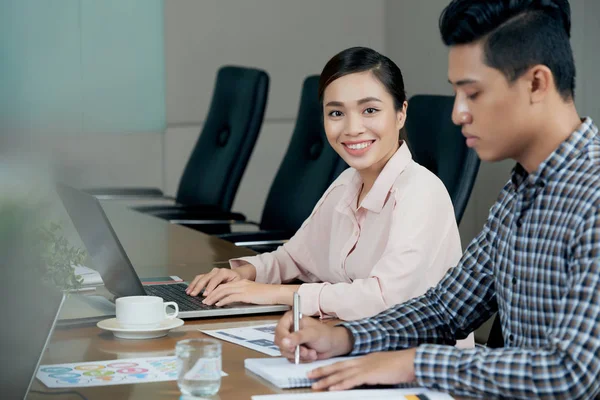 Joven Dama Negocios Vietnamita Alegre Trabajando Ordenador Portátil Durante Reunión —  Fotos de Stock