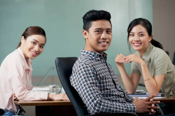 Tým Mladých Asijských Veselá Podnikatelů — Stock fotografie