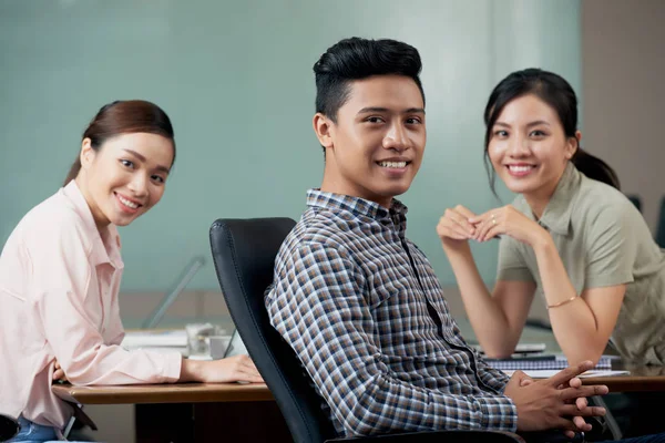 Equipo Jóvenes Asiáticos Alegre Gente Negocios — Foto de Stock