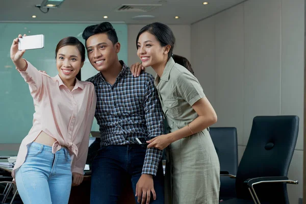 Unga Vietnamesiska Business Team Som Tar Selfie Mötesrummet — Stockfoto