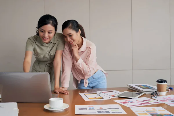 Talented Asian Business Ladies Creating New Mobile Application — Stock Photo, Image