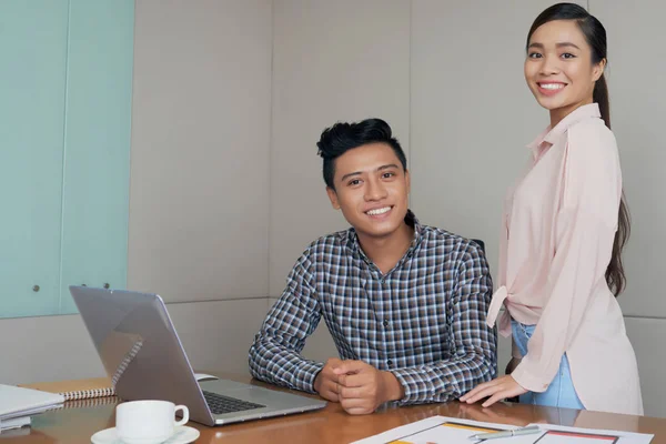 Glada Vietnamesiska Unga Företagsledare Arbetar Kontor — Stockfoto