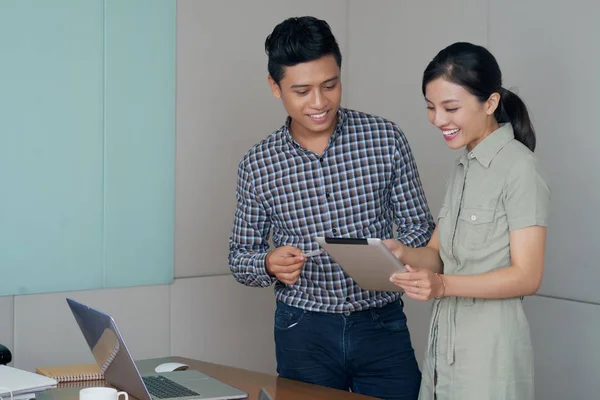 Compañeros Vietnamitas Alegres Discutiendo Información Sobre Computadora Tableta — Foto de Stock