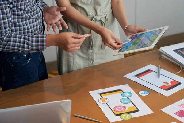 Händerna Utvecklare Att Välja Ikoner För Nya Mobil Applikation — Stockfoto