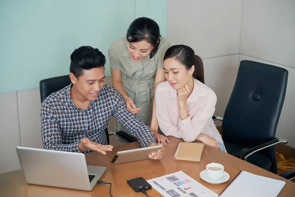 Молодые Азиатские Бизнесмены Обсуждают Информацию Планшетном Компьютере — стоковое фото