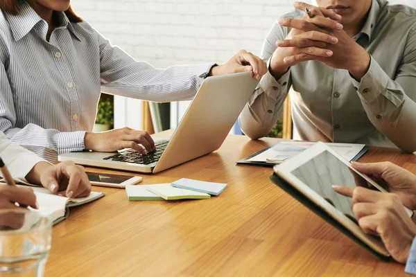 Bijgesneden Afbeelding Van Mensen Uit Het Bedrijfsleven Met Bijeenkomst — Stockfoto