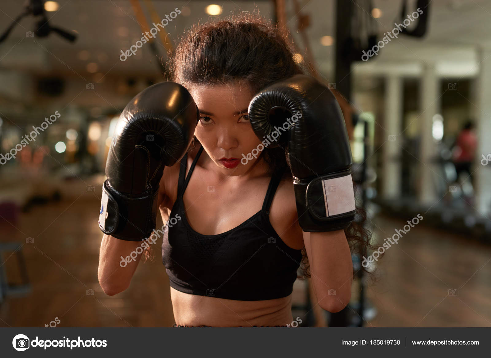 Retrato Luchadora Asiática Guantes Boxeo fotografía de stock