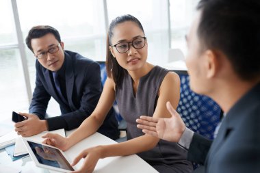 Vietnamca iş ortakları toplantısında fikirler tartışıyor