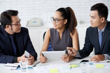 Asya iş takım oturum beyin fırtınası, fikir tartışıyor