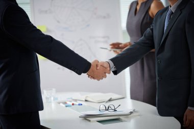 Birbirimizi selamlamak için el yakın çekim yansıma iş ortakları