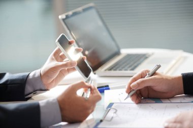 Meslektaşım için smartphone ekranında iş yürütme gösteren application yakın çekim görüntüsü